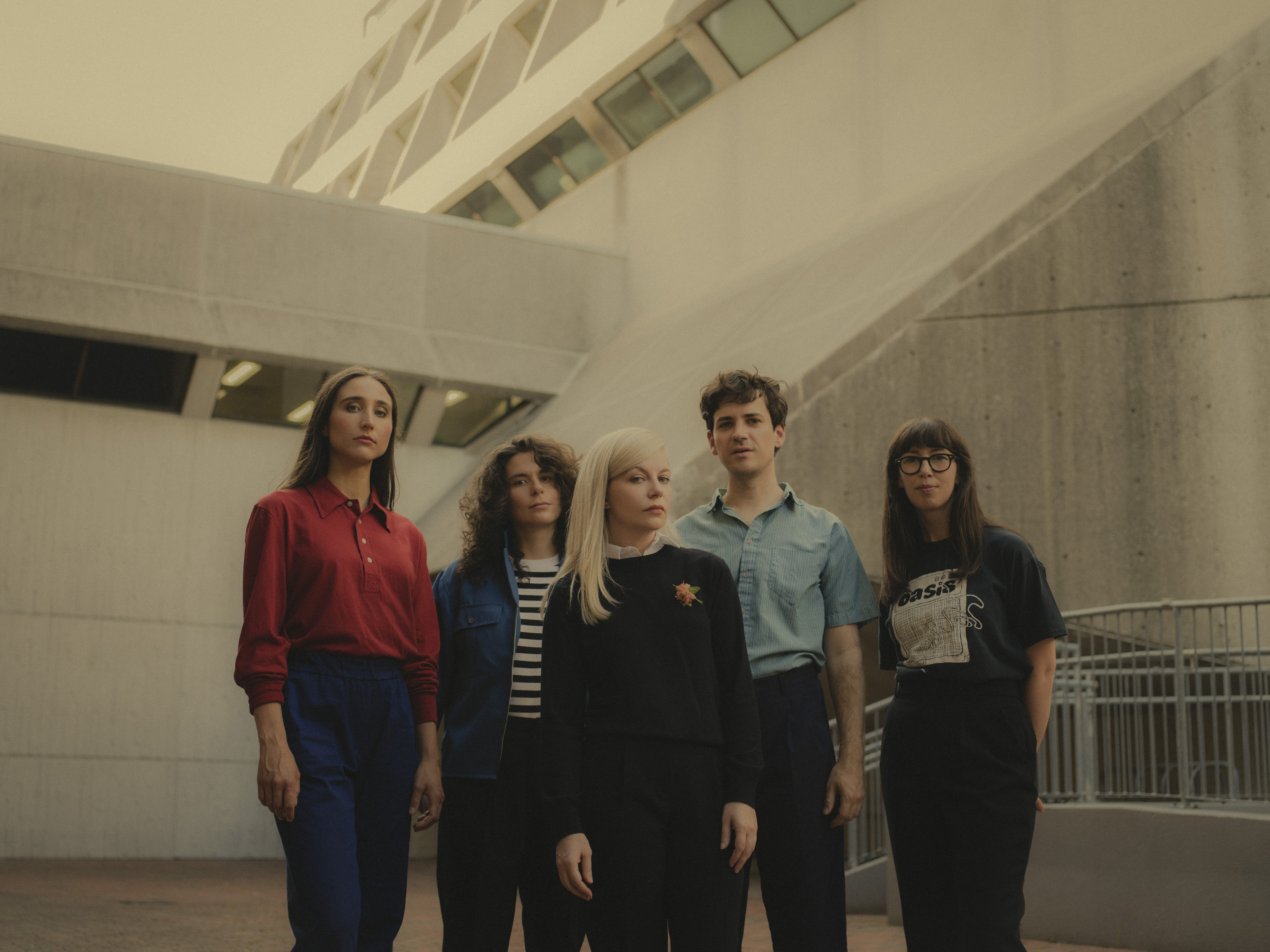 De gauche à droite : Abbey Blackwell (basse), Sheridan Riley (batterie), Molly Rankin (chant, guitare), Alec O'Hanley (guitare), Kerri McLellan (clavier) © Norman Wong